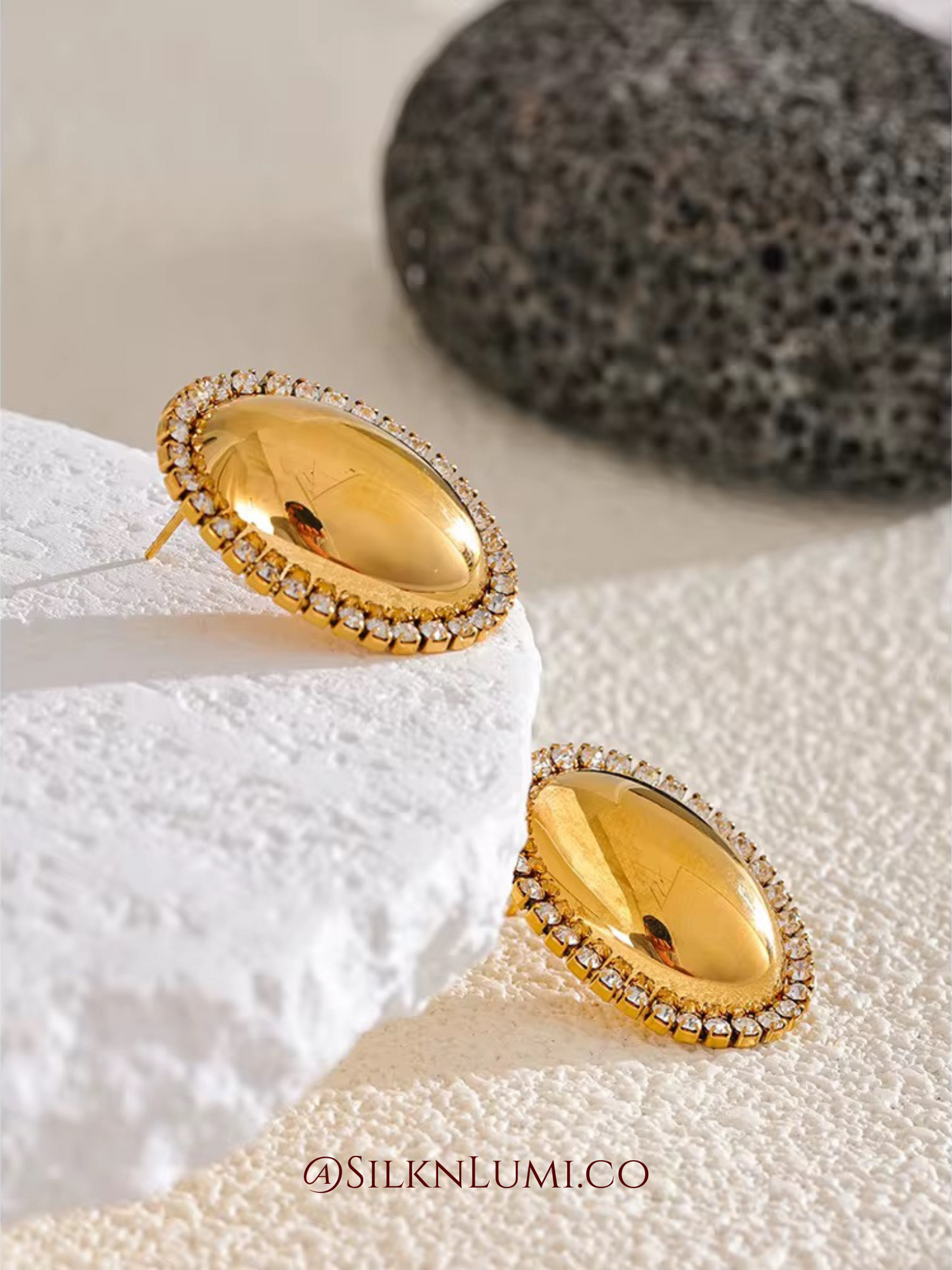 Lady Ovàl Zirconia-rimmed studs